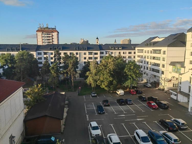 Apartament cu 4 camere decomandat, mobilat în Central