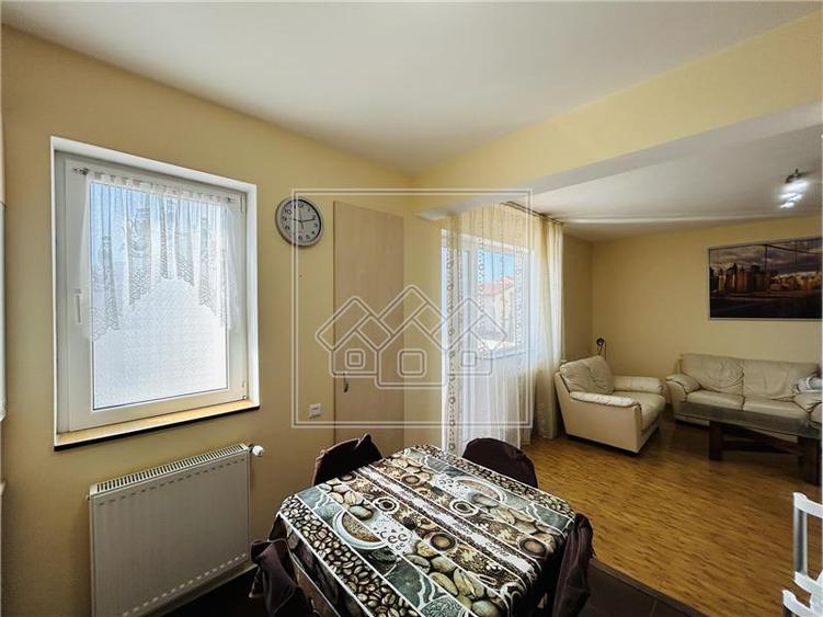 Apartament cu 3 camere decomandat în Turnișor