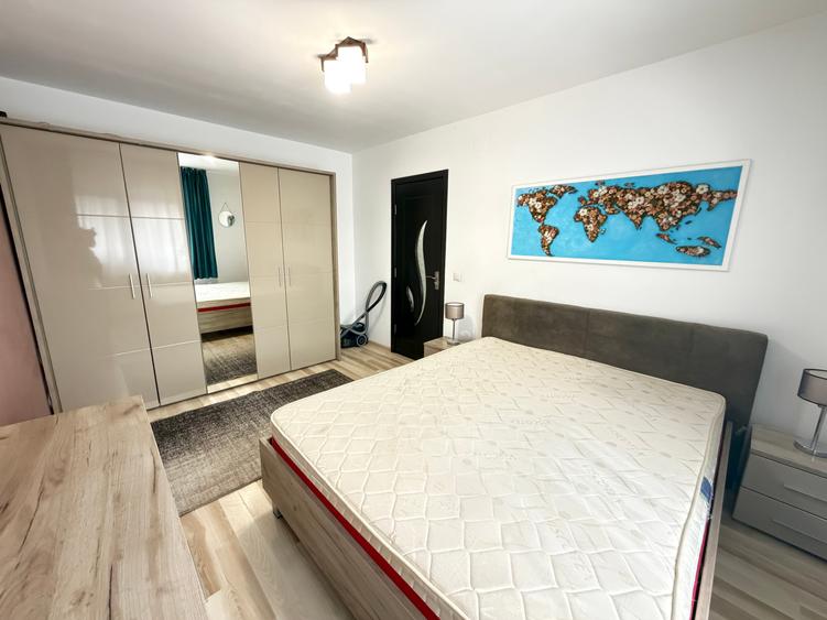 Apartament cu 4 camere semidecomandat în Baza 3