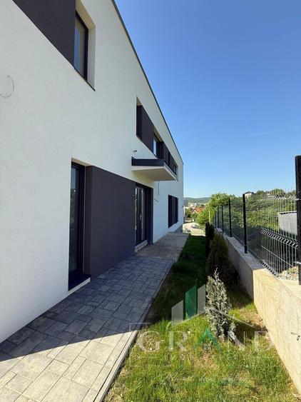 Duplex cu 4 camere cu Canalizare în Dâmbul Rotund