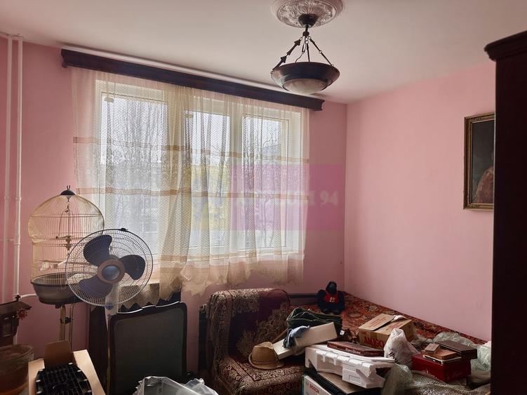 Apartament cu 3 camere semidecomandat în Rahova