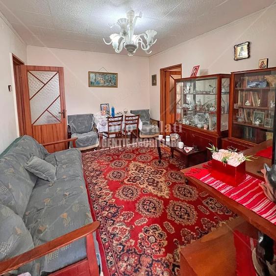 Apartament cu 3 camere semidecomandat în Siret