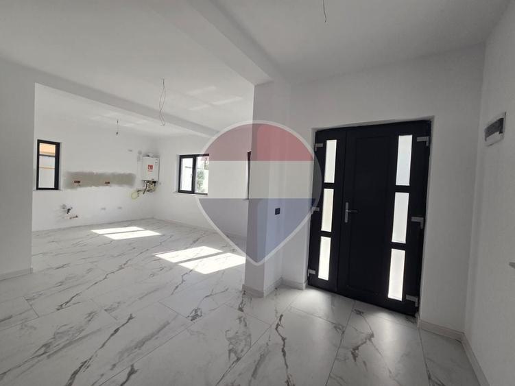 Casă individuală cu 4 camere cu Teren 350 Mp în Sud-Est