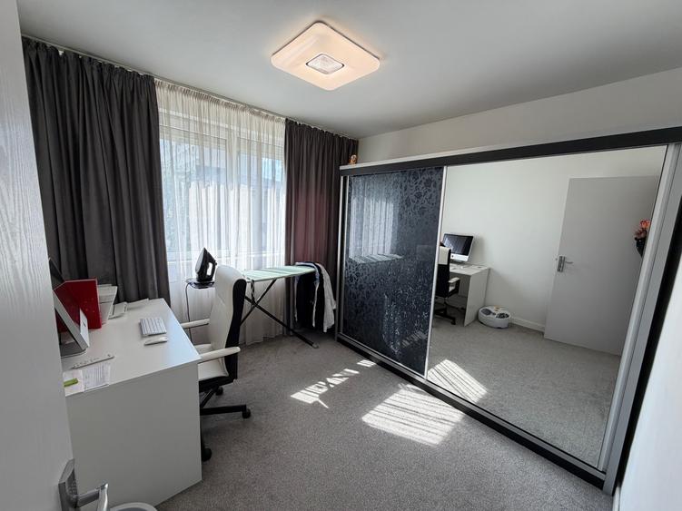 Apartament cu 3 camere semidecomandat, mobilat în Titan