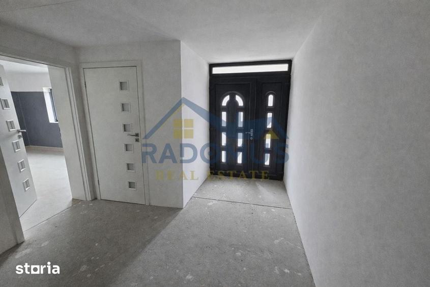 Casă cu 8 camere cu Teren 600 Mp în Central