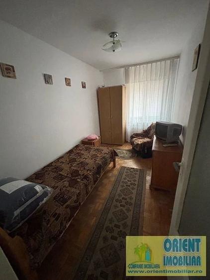 Apartament cu 4 camere semidecomandat în Inel II