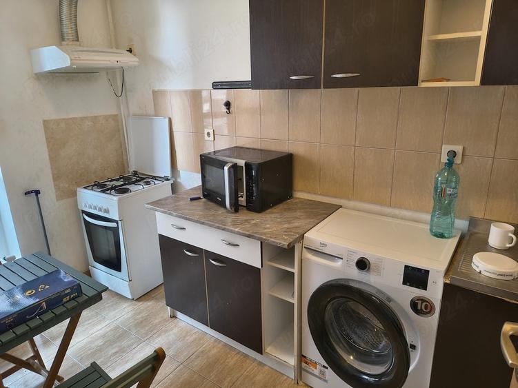 Garsonieră decomandată în Titan
