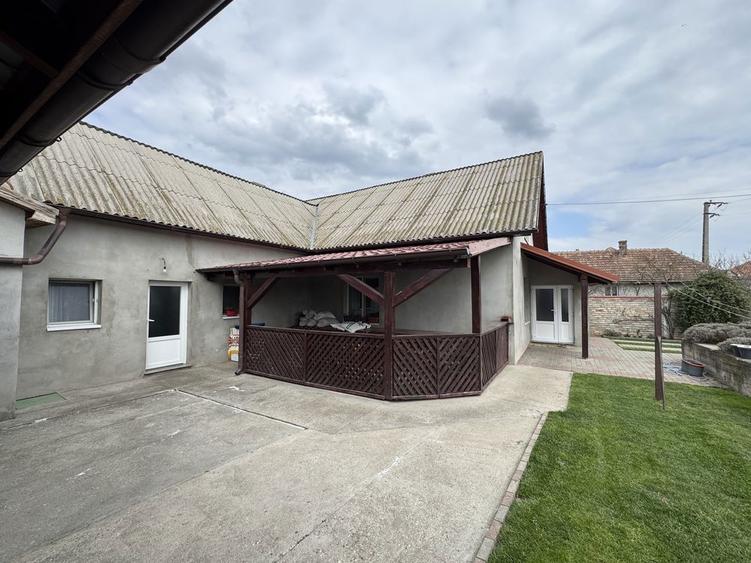 Casă cu 4 camere în Sânpetru German