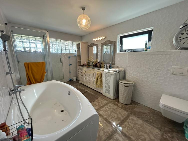 Casă individuală cu 5 camere cu Canalizare în Făget