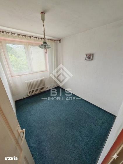 Apartament cu 3 camere semidecomandat în Decebal
