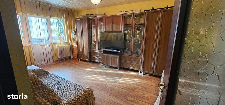 Apartament cu 4 camere decomandat în Coman