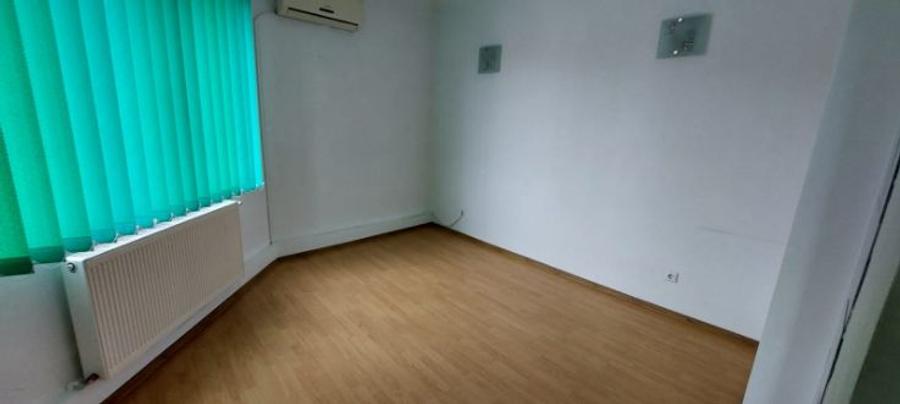 Apartament cu 3 camere semidecomandat în Tineretului