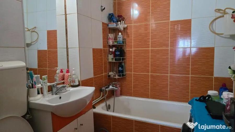 Apartament cu 3 camere decomandat în Minerul