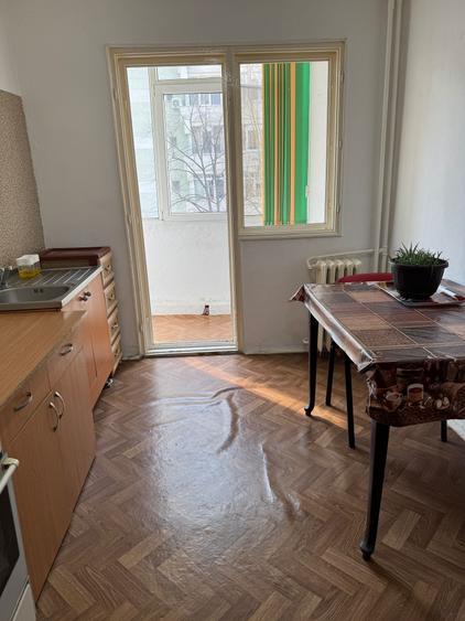 Apartament cu 3 camere decomandat în Colentina
