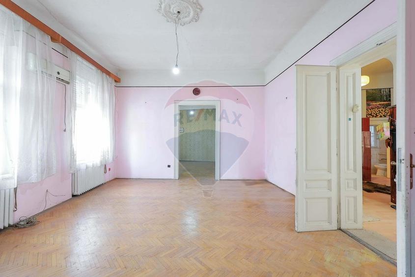 Apartament cu 4 camere semidecomandat în Central