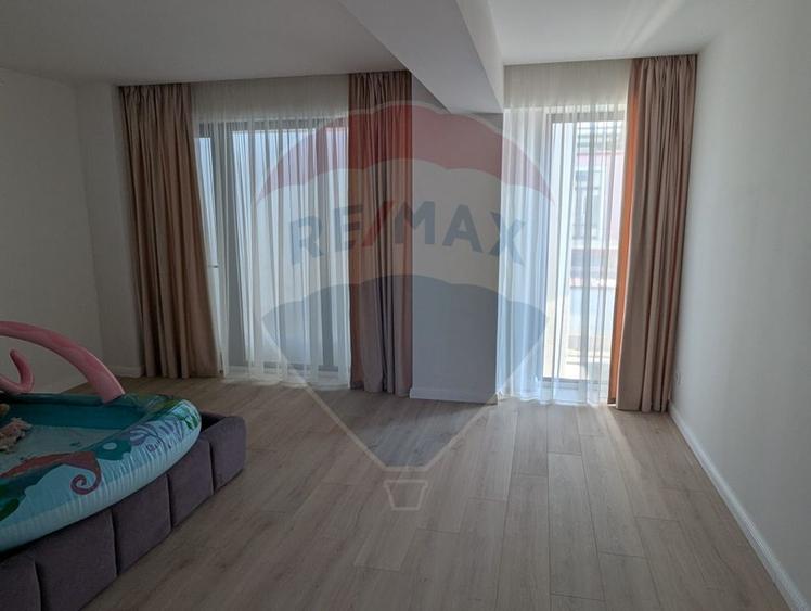 Casă individuală cu 6 camere cu Teren 484 Mp în Central