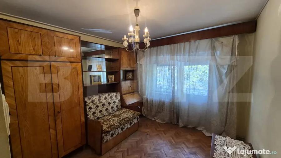 Apartament cu 4 camere semidecomandat în Micro 17