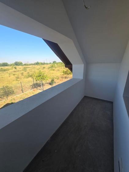 Duplex cu 4 camere cu Canalizare în Plopi