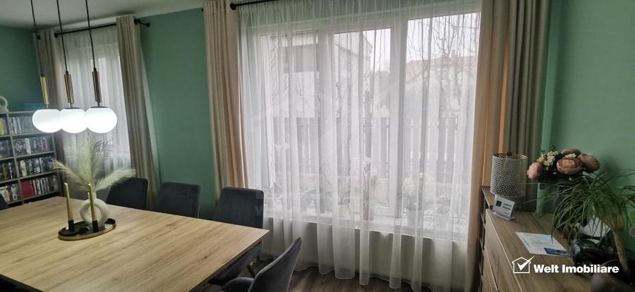 Casă individuală cu 8 camere cu Canalizare în Luna de Sus