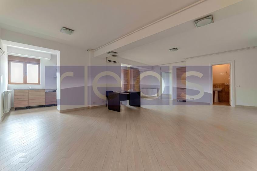 Apartament cu 3 camere semidecomandat în P-ța Dorobanți