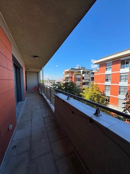 Apartament cu 3 camere semidecomandat în Sisești