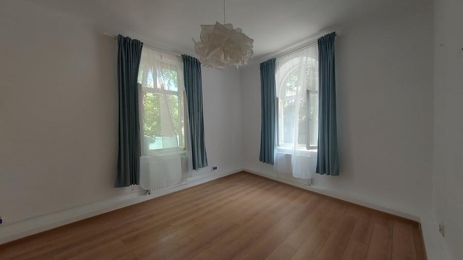Apartament cu 4 camere semidecomandat în Tineretului
