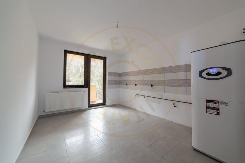 Casă individuală cu 8 camere cu Canalizare în Izvorani