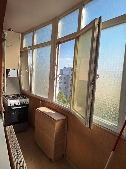 Apartament cu 3 camere semidecomandat, mobilat în Berceni