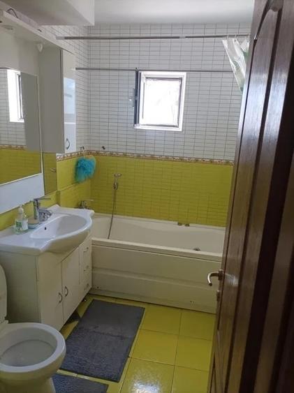 Apartament cu 3 camere decomandat, mobilat în Nicolina