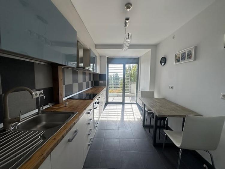 Apartament cu 3 camere semidecomandat în Sisești