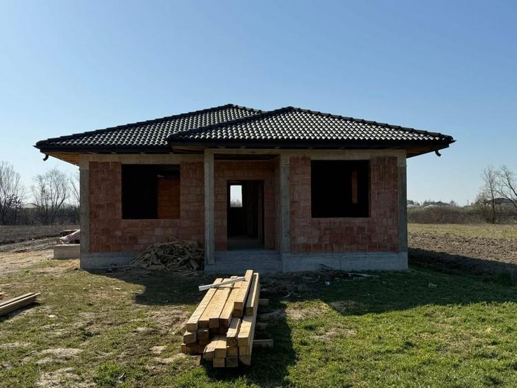 Casă cu 4 camere în Săsar
