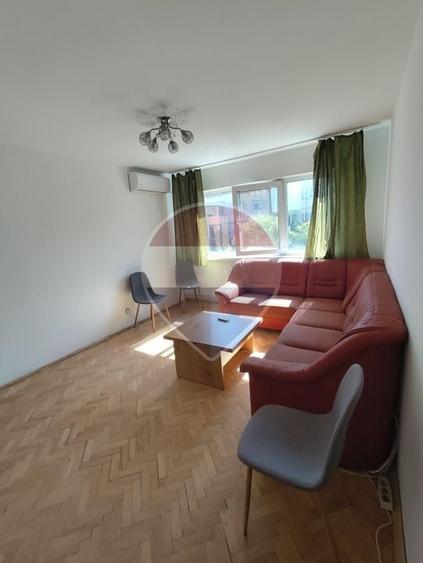 Apartament cu 3 camere semidecomandat, mobilat în Central
