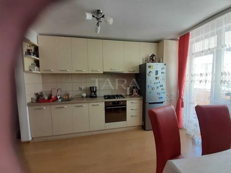 Apartament cu 3 camere decomandat, mobilat în Florești