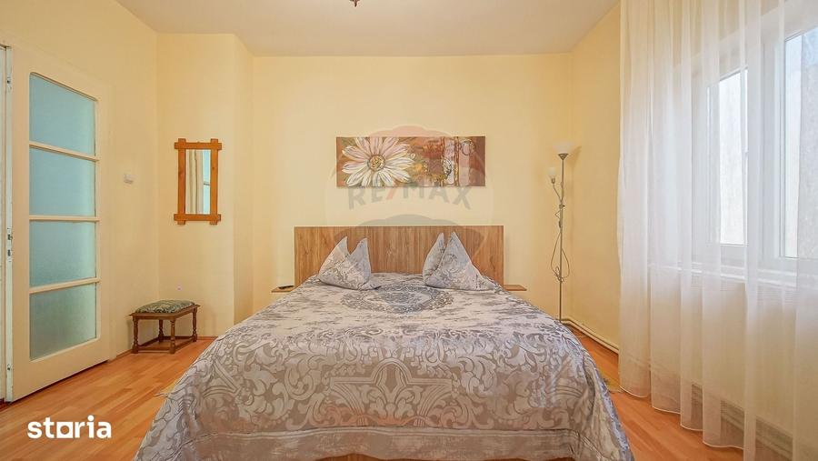 Casă cu 8 camere cu Teren 485 Mp în Central