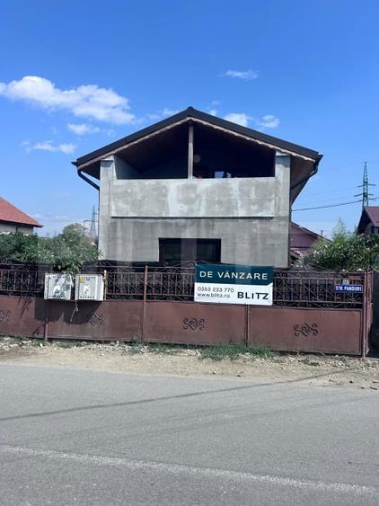 Casă individuală cu 5 camere cu Canalizare în Vest