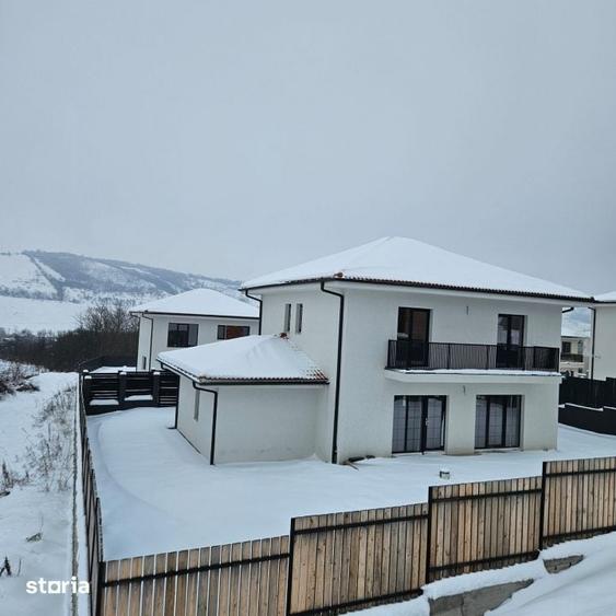 Casă cu 4 camere cu Teren 500 Mp în Merghindeal