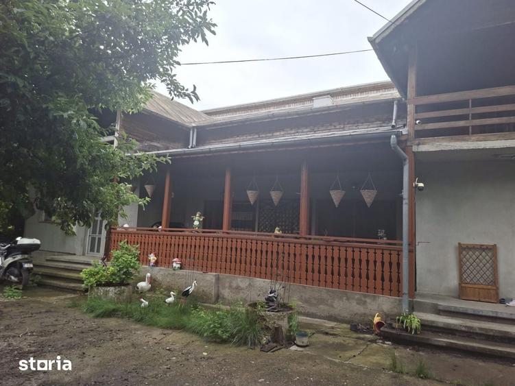 Casă cu 10 camere cu Teren 1200 Mp în Bucov