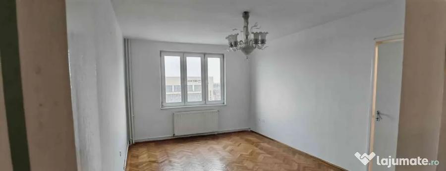 Apartament cu 3 camere decomandat în Astra