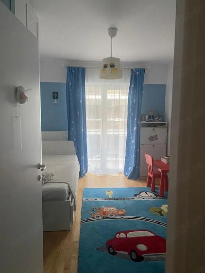 Apartament cu 3 camere semidecomandat în Băneasa