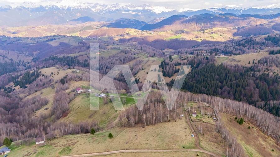 Teren agricol extravilan de 11105 mp, în Fundata