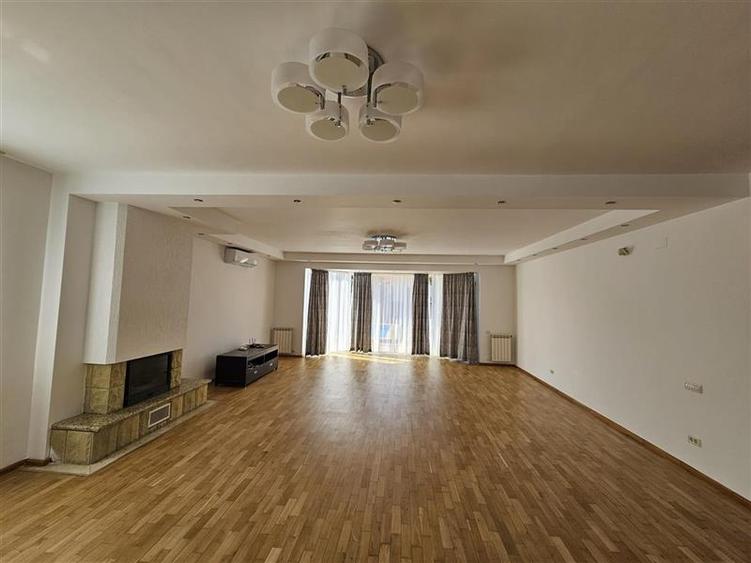 Casă individuală cu 6 camere cu Piscina în Iancu Nicolae
