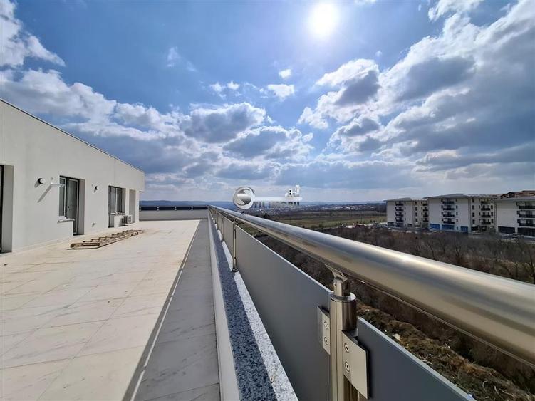 Penthouse cu 3 camere decomandat în Galata