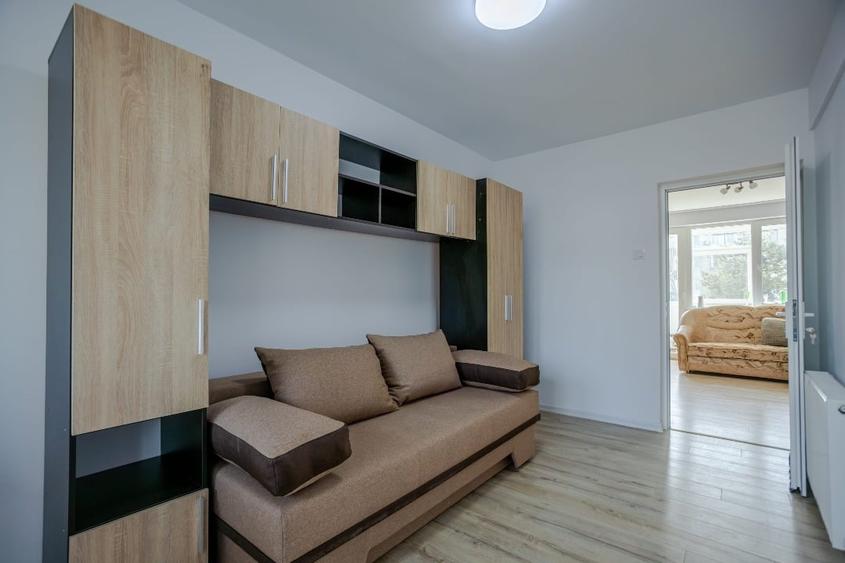 Apartament cu 3 camere semidecomandat, mobilat în Central