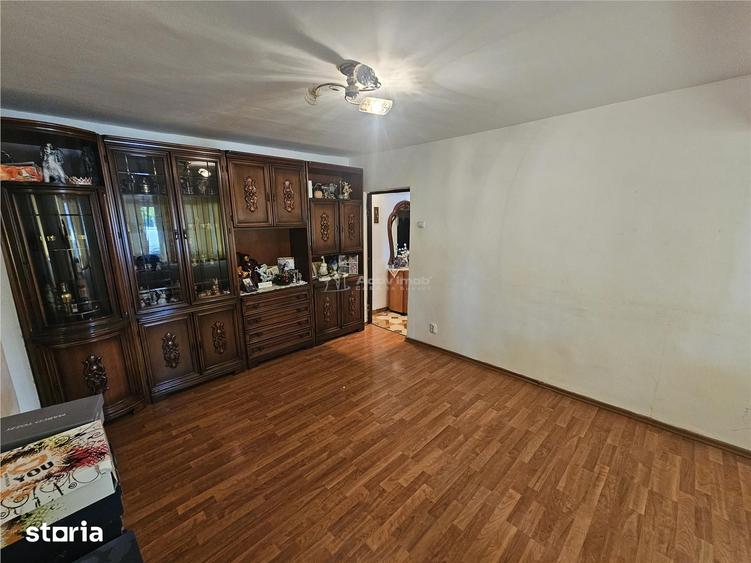 Apartament cu 3 camere semidecomandat, mobilat în Central