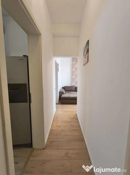 Apartament cu 3 camere semidecomandat în 1 Mai
