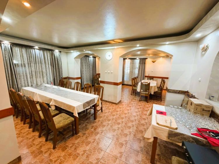 Casă cu 5 camere cu Teren 1324 Mp în Central