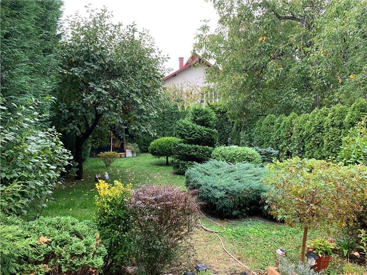 Casă individuală cu 9 camere cu Teren 600 Mp în Gruia