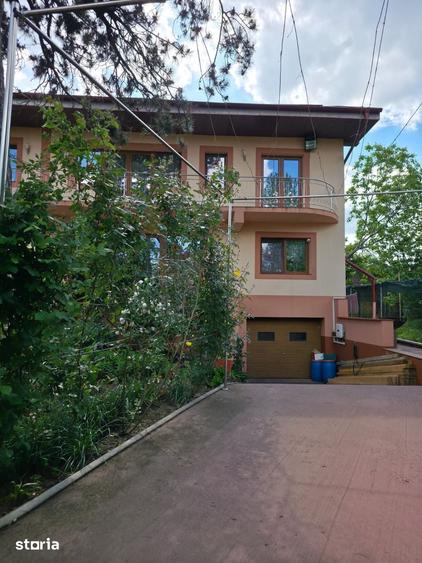 Casă cu Teren 1657 Mp în Central