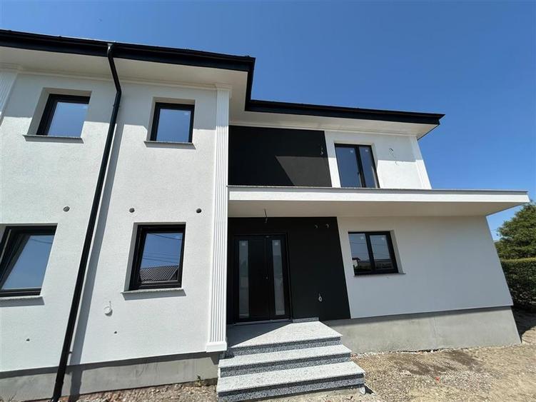 Duplex cu 4 camere cu Canalizare în Ipotești