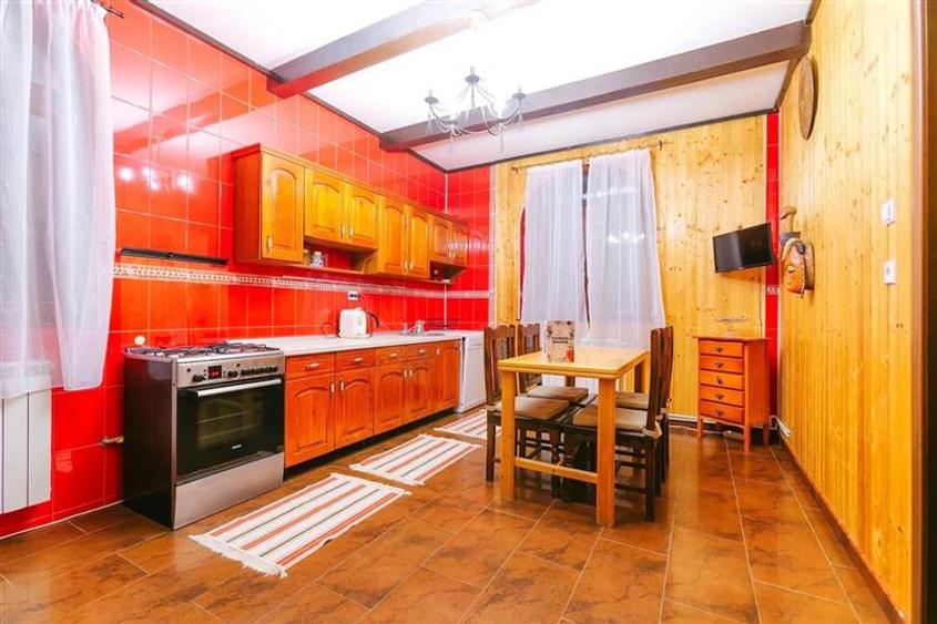 Casă cu 8 camere cu Teren 1200 Mp în Moroieni
